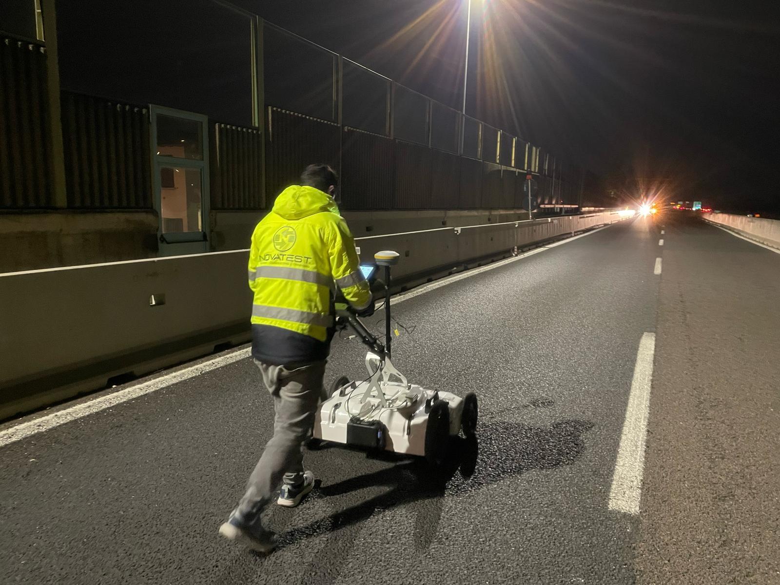 Rilievo GPR notturno su autostrada con georadar Novatest