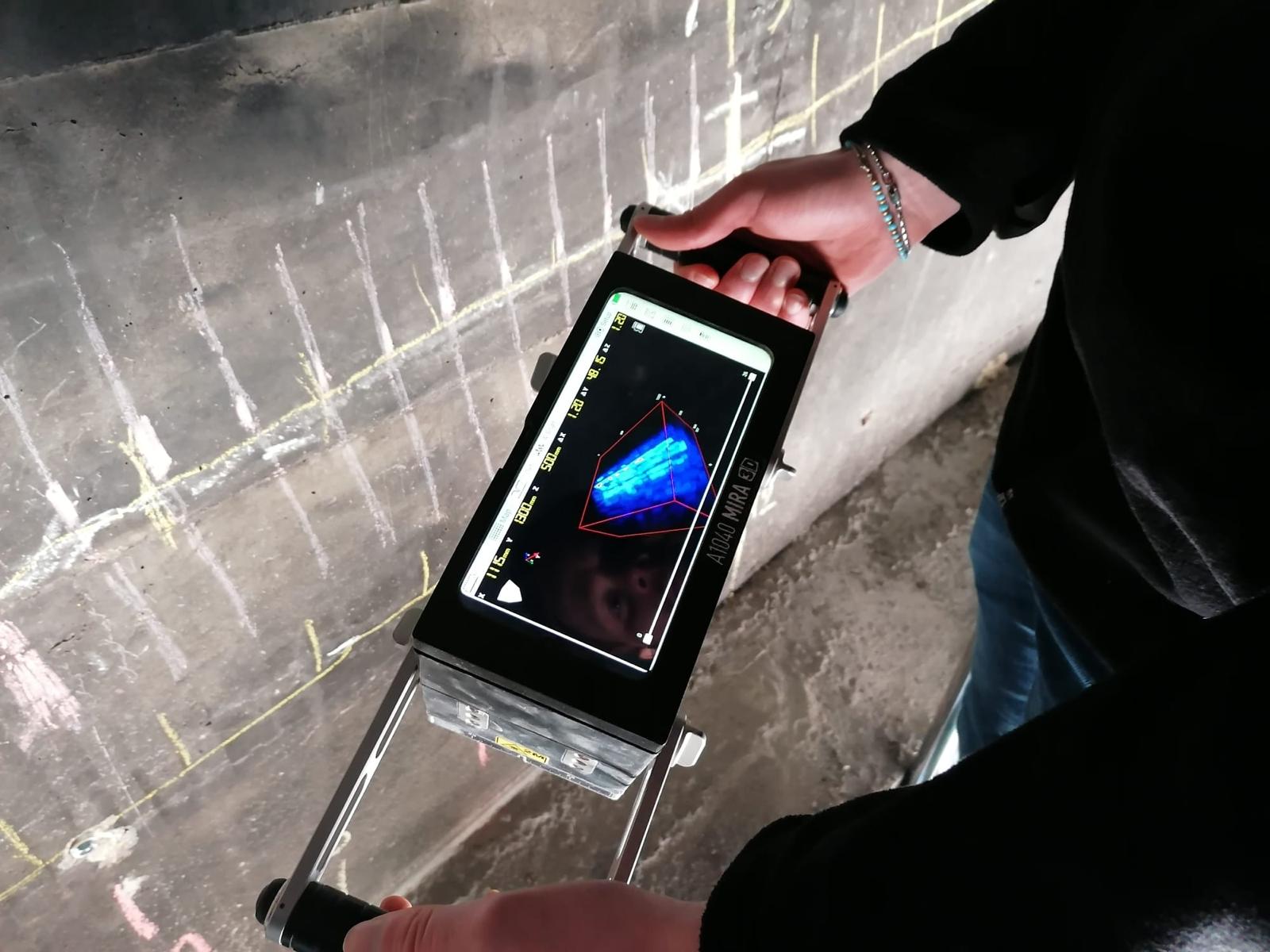 Tomografo ultrasonico MIRA 3D in acquisizione su parete in calcestruzzo