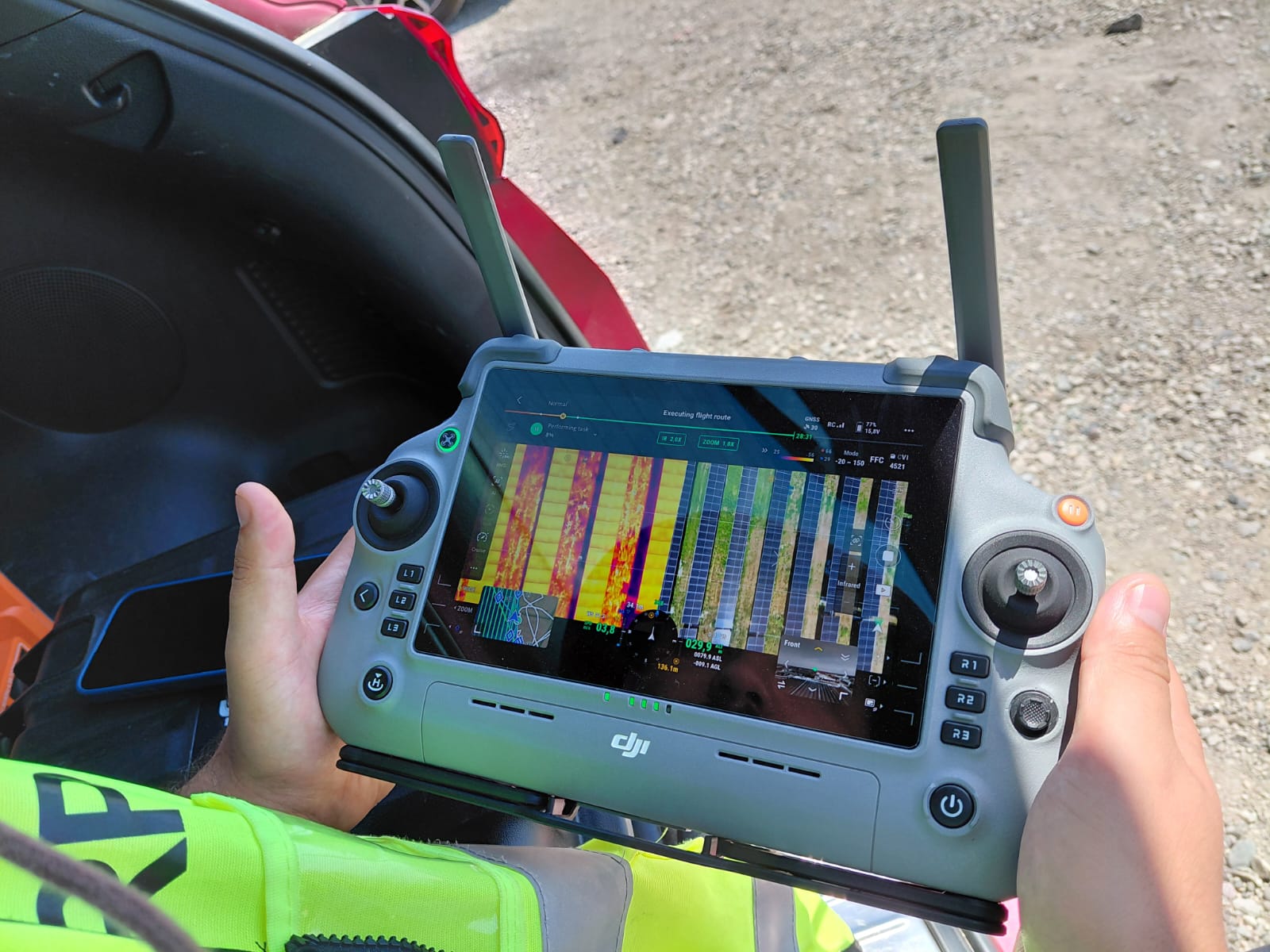 Radiocomando drone con vista termografica in campo