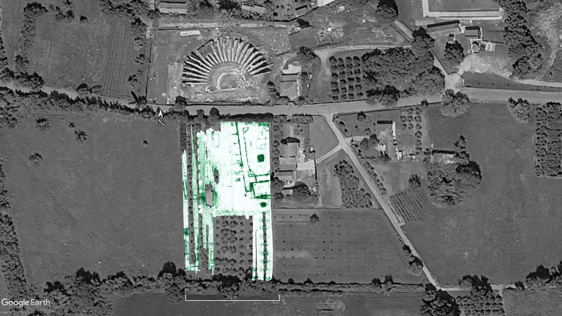 Mappa geofisica sovrapposta su ortofoto Google Earth di area archeologica