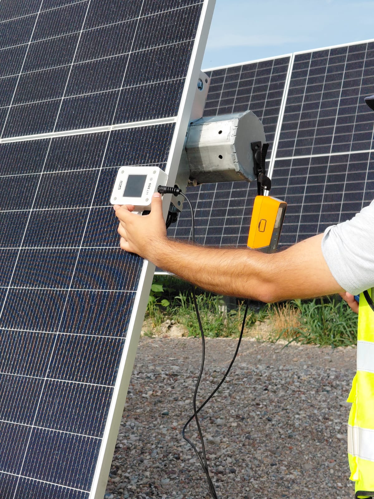 Cella di riferimento e datalogger su modulo fotovoltaico