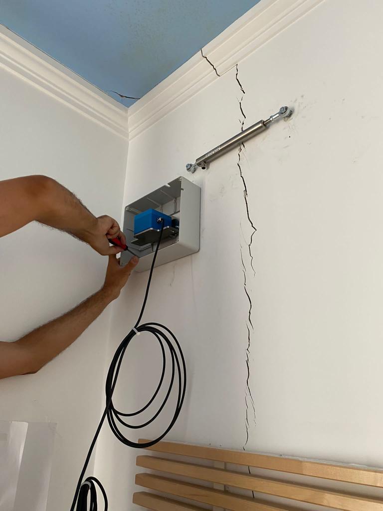 Installazione di estensimetro/fessurimetro su lesione in edificio