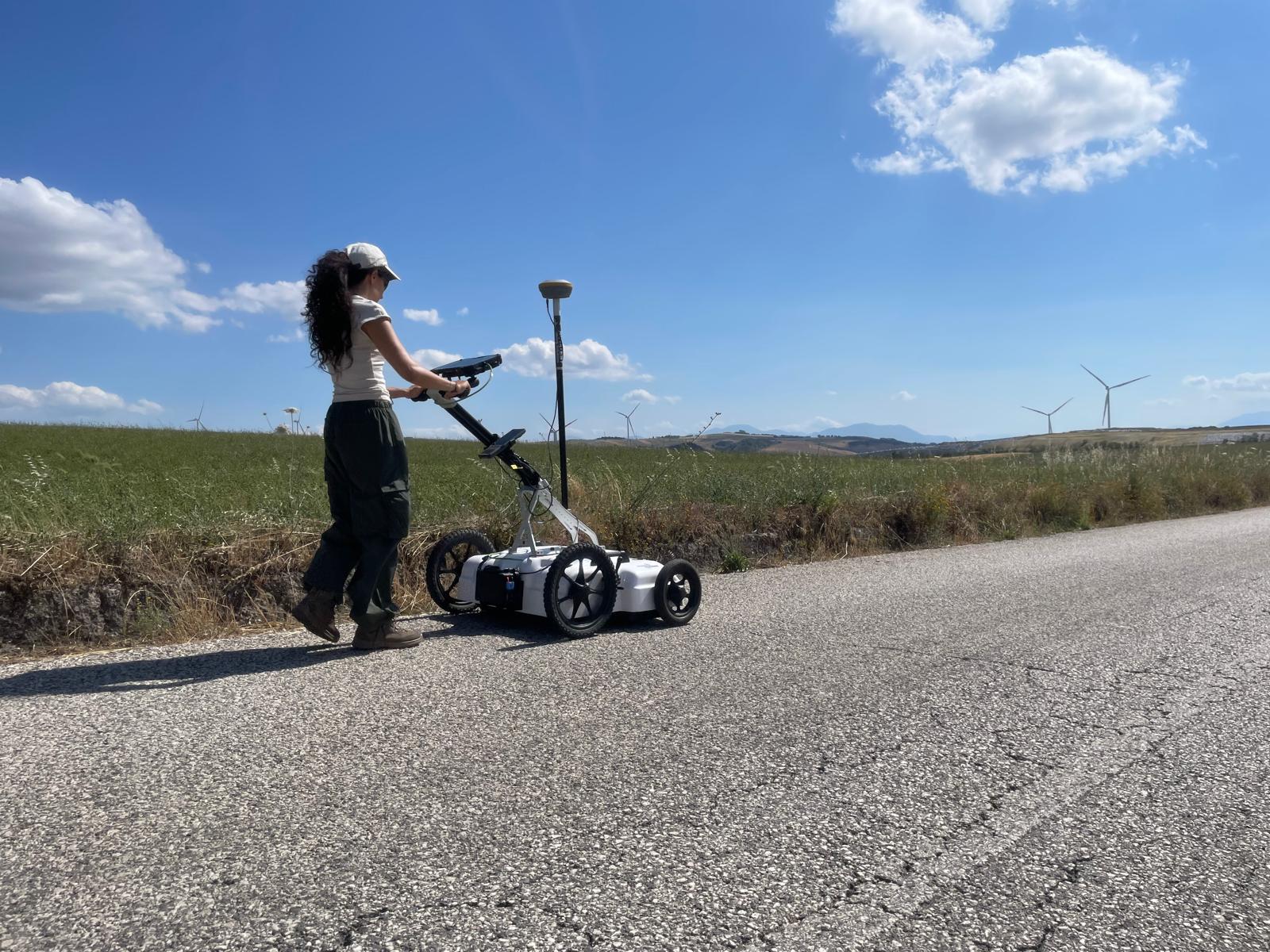 Operatrice con sistema georadar GPR multiarray in configurazione pushcart per rilievi stradali ad alta produttività su strada asfaltata