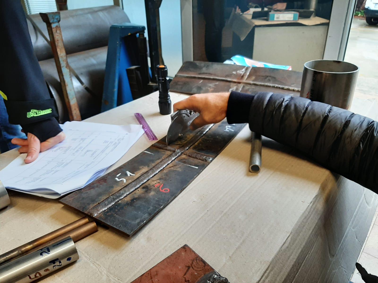 Formazione pratica di ispezione visiva su saldature e macro esame per CND industriali